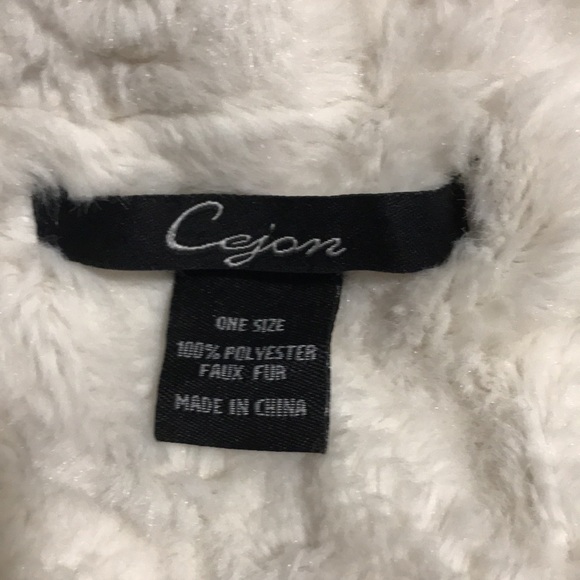 Ivory faux fur infinity scarf - Picture 3 of 3